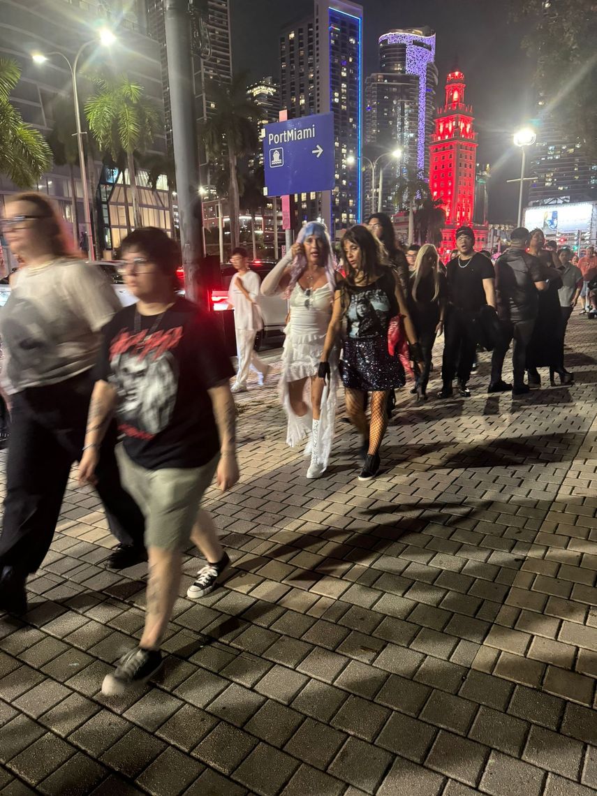 Seguidores de Lady Gaga, salen del Kaseya Center, tras la cancelación del concierto.