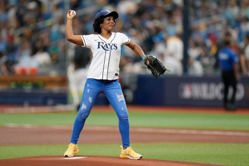 Sandra González, madre del pelotero cubano de los Rays de Tampa Bay Randy Arozarena, hace el primer lanzamiento del juego ante los Rangers de Texas, el martes 3 de octubre de 2023&nbsp;