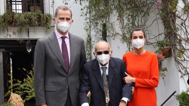 El poeta Francisco Brines, junto a los reyes de España, Felipe VI y Doña Leticia.&nbsp;