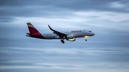 Un avión comercial Airbus A320-216 de Iberia aterrizando.