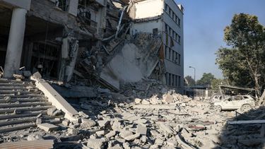 Escombros yacen en el interior del complejo de la sede del ejército y del Ministerio de Defensa sirios, gravemente dañado en Damasco, tras los ataques israelíes.