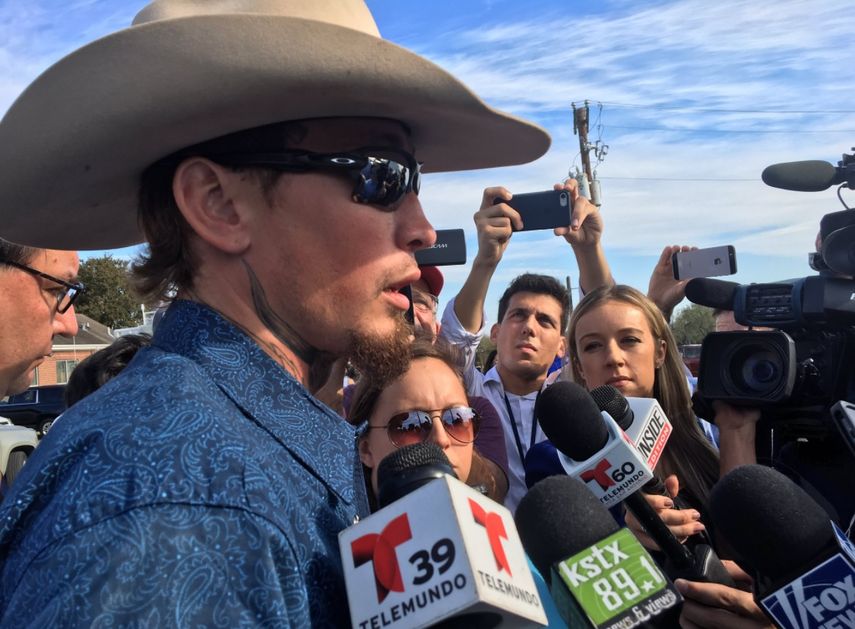 Escondido tras unas gafas de sol y un sombrero de cowboy, Langendorff relató a los periodistas congregados delante de la iglesia cómo persiguió con su propia camioneta al joven Devin Kelley.