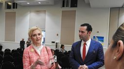 Melody Griggs, secretaria de DBPR conversa con el alcalde de Hialeah Bryan Calvo&nbsp;