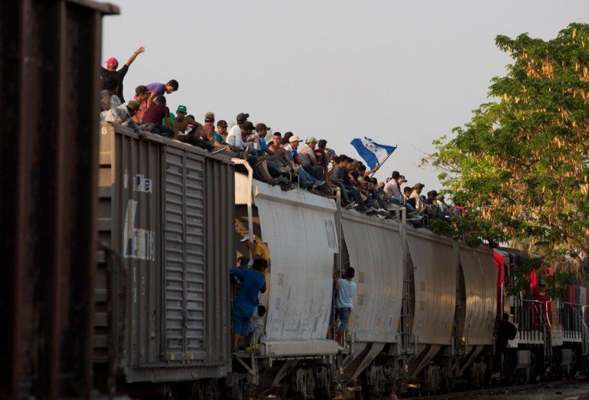 Migrantes centroamericanos montados sobre un tren de carga en su ruta hacia la frontera entre México y Estados Unidos, en Ixtepec, en el estado de Oaxaca, México.&nbsp;