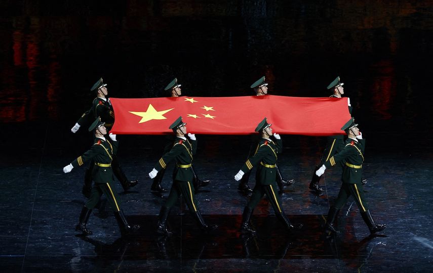 Miembros del ejército chino portan la bandera nacional durante la ceremonia de apertura de los Juegos Asiáticos de Invierno Harbin 2025 en Harbin, provincia de Heilongjiang, noreste de China, el 7 de febrero de 2025.&nbsp;