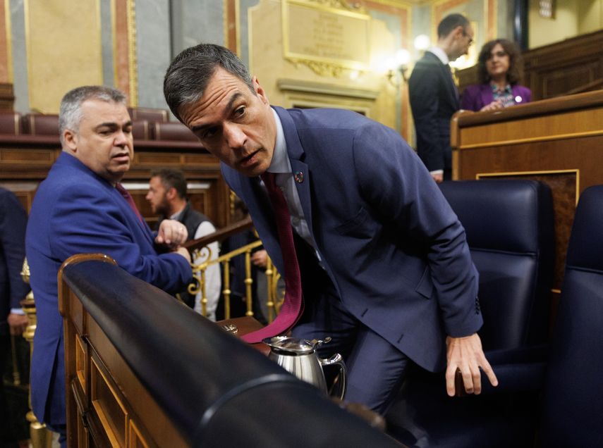 El secretario de organización del PSOE, Santos Cerdán (i) y el presidente del Gobierno, Pedro Sánchez (d), a su llegada a una sesión plenaria en el Congreso de los Diputados, a 19 de abril de 2023, en Madrid (España).&nbsp;