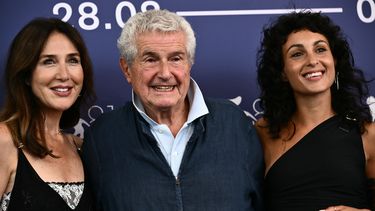 La actriz Elsa Zylberstein (izquierda), Bárbara Pravi y el director francés Claude Lelouch asisten a la sesión fotográfica de la película Finalement presentada fuera de competición durante el 81º Festival Internacional de Cine de Venecia en el Lido de Venecia, el 2 de septiembre de 2024.