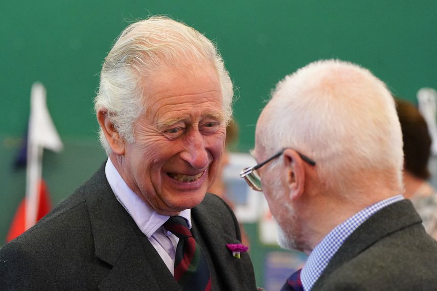 El príncipe Carlos se reúne con grupos comunitarios locales en el Seafarers Memorial Group en Wick, Escocia, el 29 de julio de 2022. Familia bin Laden donó 1,19 millones de dólares a la fundación del monarca.