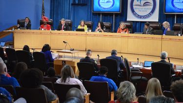 El cuerpo directivo escolar de Miami-Dade se reúne en el salón de sesiones en su sede en Miami.