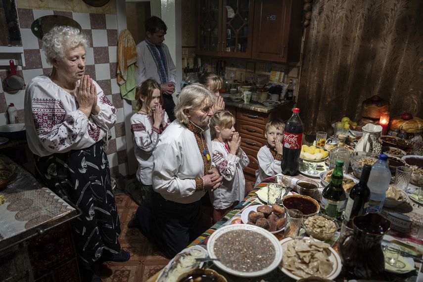 La familia Zelenchuk reza antes de su cena de Navidad en la localidad de Kryvorivnia, Ucrania, el domingo 24 de diciembre de 2023.&nbsp;