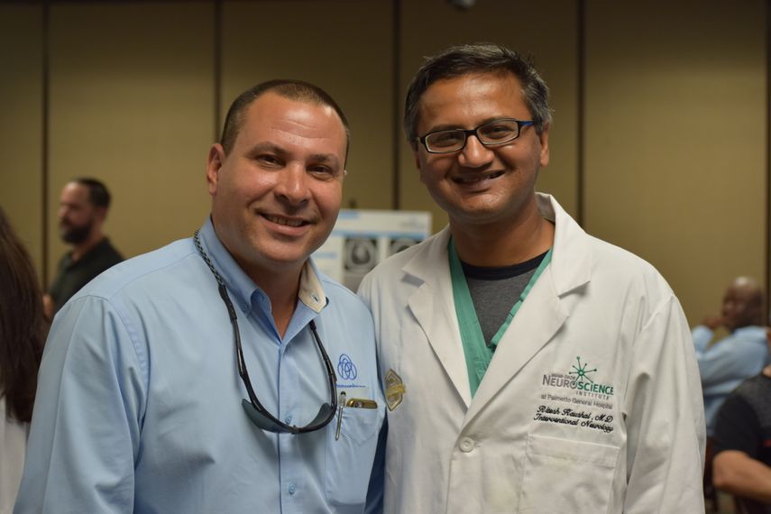 El paciente Pablo Roque (izq.) y el médico Ritesh Kaushal.