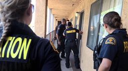 ¿Qué debo hacer si la Policía llega a mi casa con una orden de registro?