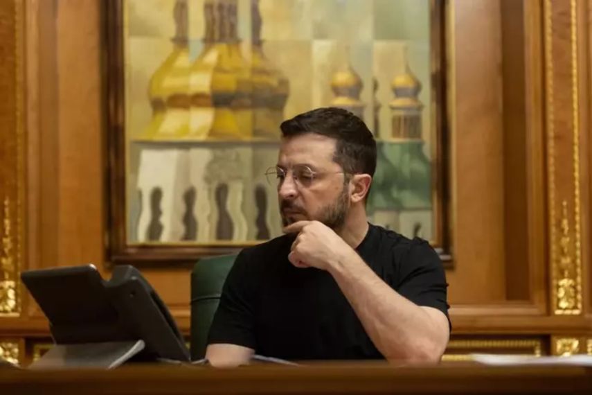 El presidente de Ucrania, Volodimir Zelenski, en su despacho.
