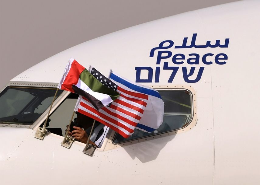 Banderas de Emiratos &Aacute;rabes Unidos, Israel y Estados Unidos&nbsp;vistas en un avi&oacute;n de El Al, de Israel, con la palabra paz en &aacute;rabe, ingl&eacute;s y hebreo, a su llegada al aeropuerto de Abu Dhabi, en los Emiratos &Aacute;rabes Unidos, el 31 de agosto de 2020.