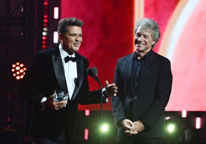 El cantautor estadounidense Jon Bon Jovi entrega al cantautor colombiano Carlos Vives el premio Persona del Año de la Academia Latina de la Grabación durante la 25a Entrega Anual de los Premios Latin Grammy en el Kaseya Center en Miami, Florida, el 14 de noviembre de 2024.&nbsp;