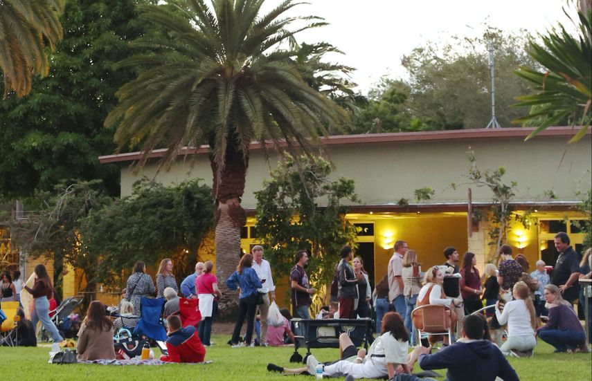 El Jardín se transforma en un escenario al aire libre donde el Jazz Band Trio ofrecerá un espectáculo en vivo bajo las estrellas, mientras los visitantes recorren sus exuberantes jardines al atardecer