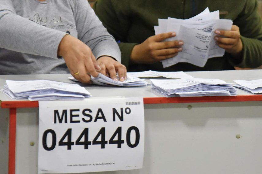 Jurados de votación realizan el escrutinio y conteo de votos de la segunda vuelta de las elecciones presidenciales de Perú.