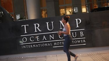 Una mujer camina frente al Hotel&nbsp;Trump&nbsp;Ocean Club hoy, en Ciudad de&nbsp;Panamá.