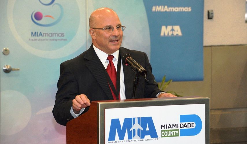 Fotografía del 1 de septiembre de 2016 cedida por el Aeropuerto Internacional de Miami, del jefe del Departamento de Aviación de Miami-Dade, Joseph Napoli, durante un anuncio a la prensa sobre las cabinas de lactancia.