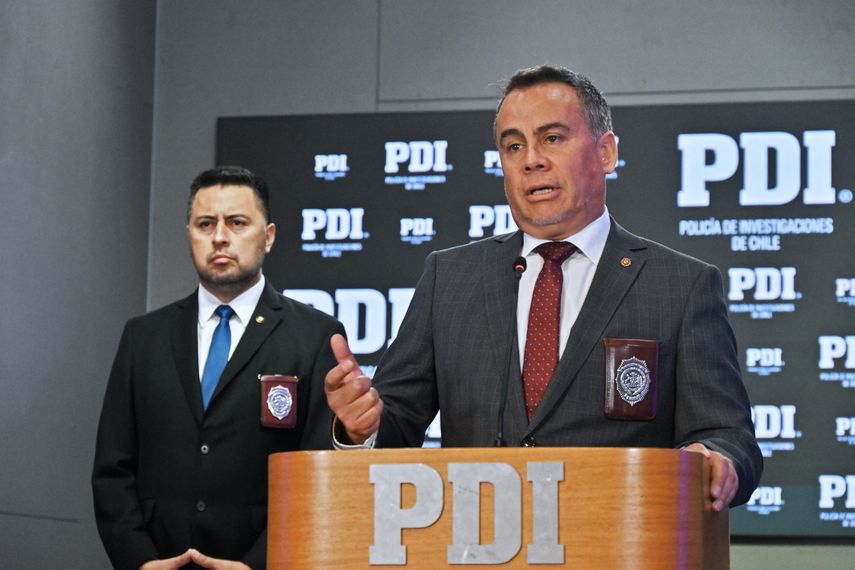 El director interino de la Policía de Investigaciones (PDI) de Chile, Ricardo Gatica, habla durante una rueda de prensa junto al ministro de Seguridad Pública, Luis Cordero, durante una conferencia de prensa sobre la detención de miembros de la banda criminal transnacional Los Pulpos