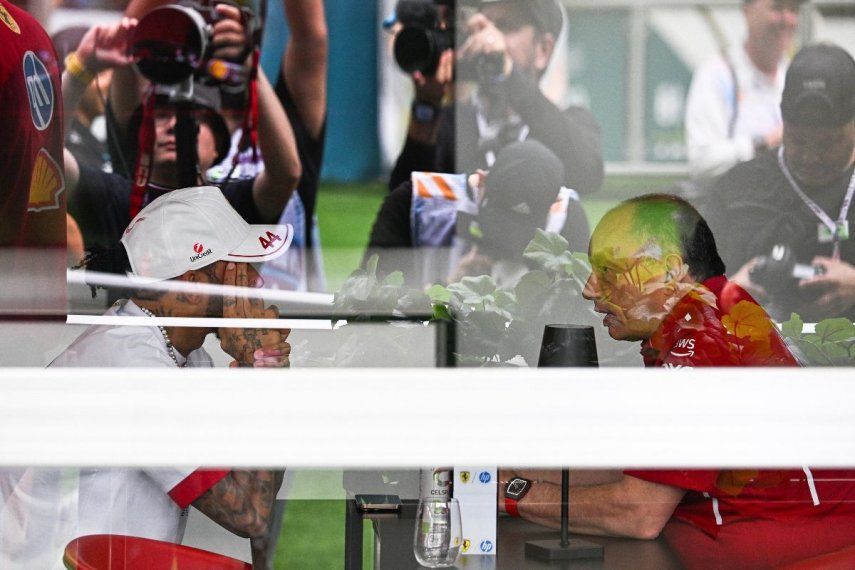 El piloto británico de Ferrari, Lewis Hamilton, y el director del equipo francés, Frederic Vasseur, hablan antes del inicio del Gran Premio de Fórmula 1 de Miami 2025 en el Autódromo Internacional de Miami en Miami Gardens, Florida, el 4 de mayo de 2025.