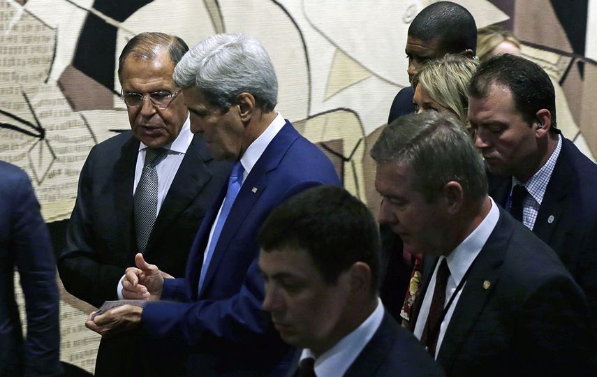 El ministro de Asuntos Exteriores de Rusia Serguéi Lavrov  y el secretario de Estado estadounidense John Kerry conversan este miércoles, a su salida de una rueda de prensa sobre la situación en Siria en el marco de la Asamblea General de la ONU en su s
