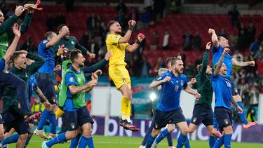 La selección de Italia celebra tras conseguir el boleto a la final de la Eurocopa