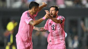 El delantero argentino del Inter Miami, Lionel Messi (D), celebra con el uruguayo Luis Suárez tras anotar el segundo gol de su equipo en un partido.