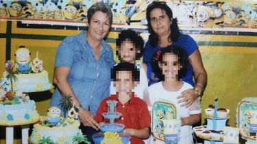 Tras el fallecimiento de la madre, la guarda de hecho de los niños se ha concretado en la abuela siempre auxiliada de su pareja, matiza el texto de la sentencia.