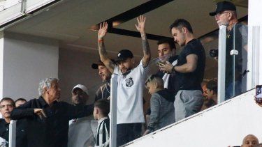 El astro brasileño Neymar, en ese entonces del PSG, saluda a la fanaticada durante un partido de la Copa Sudamericana, el 20 de abril de 2023.