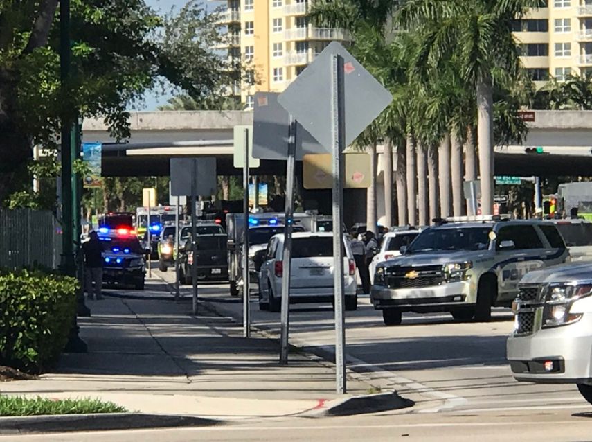 La Policía de Miami-Dade investiga un paquete sospechoso en la ciudad de Aventura.