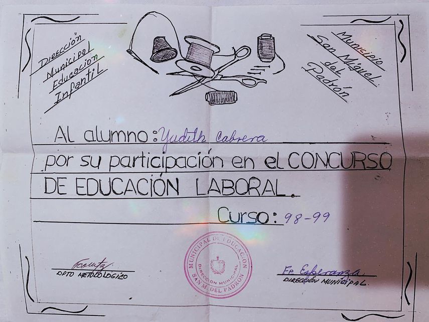 Diploma otorgado a Judith Cabrera cuando estudiaba en la escuela primaria en Cuba.&nbsp;