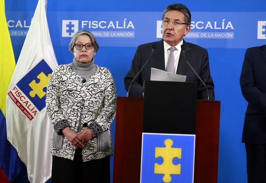 Fotografía del momento en que renuncia el fiscal general de Colombia, Nestor Humberto Martínez (der.), acompañado de la vicefiscal María Paulina Riveros Dueñas, en Bogotá.