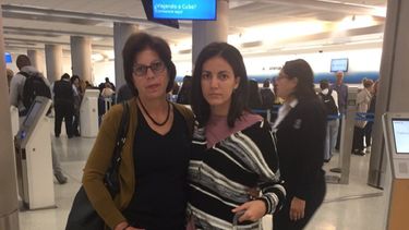 Imagen de la opositora cubana Rosa María Payá (der.) y su madre ofelia acevedo, subida a Twitter antes de abordar un avión rumbo a La Habana.