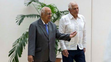 El Alto Representante de la Unión Europea para Asuntos Exteriores y Política de Seguridad, Josep Borrell, a la derecha, camina con el viceprimer ministro del régimen de Cuba, Ricardo Cabrisas, para una reunión en La Habana,&nbsp; el viernes 26 de mayo de 2023.