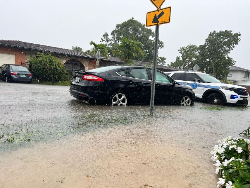 Reportan calles anegadas por las fuertes y constantes lluvias.