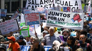 Cientos de venezolanos marchan durante una protesta por el Día del Trabajo en Caracas el 1 de mayo de 2025. Un grupo de empleados públicos y jubilados protestaron en Caracas el jueves para exigir un salario digno, horas después de que Nicolás Maduro anunciara un aumento en las pensiones y bonificaciones de los empleados públicos.