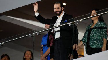 El presidente salvadoreño Nayib Bukele saluda durante la ceremonia inaugural de los Juegos Centroamericanos y del Caribe en San Salvador, el viernes 23 de junio de 2023.