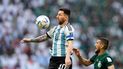 Lionel Messi, de Argentina, disputa el balón en medio del desafío inaugural de su selección en el Mundial de Catar, el martes 22 de noviembre de 2022.