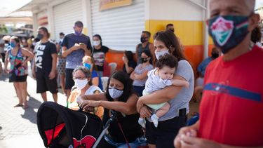 Las personas hacen fila para hacerse la prueba en la estación de pruebas de coronavirus durante un examen masivo de personas en Río de Janeiro.