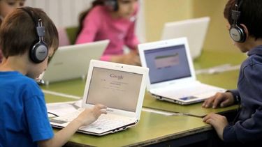 En opinión de un experto en Neurología Pediátrica, el abuso de la tecnología durante el estudio puede reducir el rendimiento escolar de los niños.