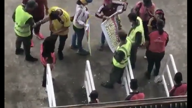 policias inspeccionaron carteles de fanaticos al entrar al partido venezuela-colombia