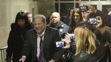 Harvey Weinstein sale de su juicio el lunes 10 de febrero de 2020, en Nueva York.