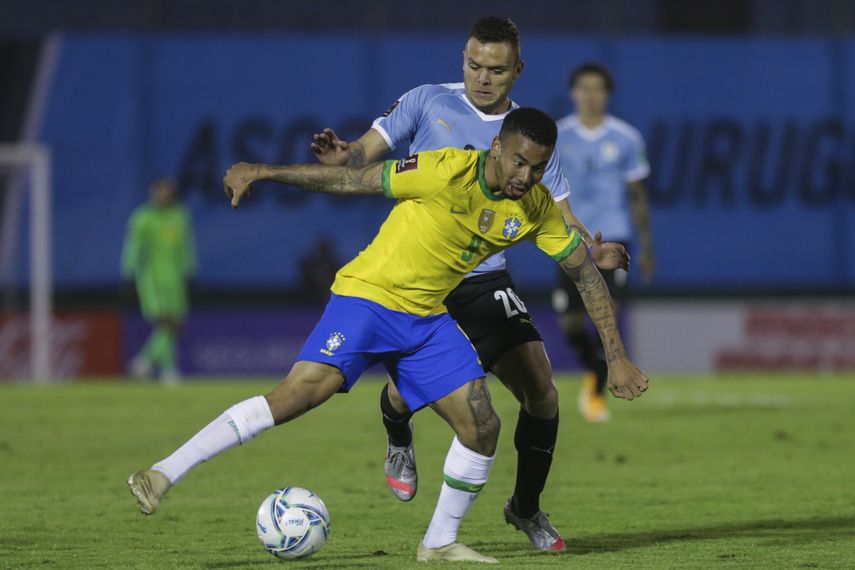 El líder Brasil sigue su marcha perfecta en la clasificatoria sudamericana al derrotar por 2-0 a Uruguay en Montevideo