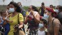 Los migrantes venezolanos lloran después de que fueron detenidos para ser devueltos a Ecuador, en Tumbes, Perú, el sábado 30 de enero de 2021. Los migrantes venezolanos lloran después de que fueron detenidos para ser devueltos a Ecuador, en Tumbes, Perú, el sábado 30 de enero de 2021.