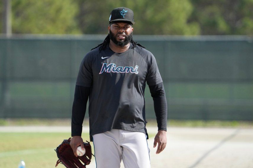 El dominicano Johnny Cueto, de los Marlins de Miami, camina durante un entrenamiento de pretemporada, el domingo 19 de febrero de 2023, en Júpiter, Florida.