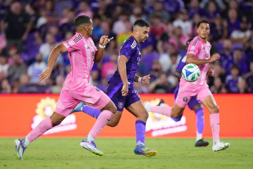 Martín Ojeda #10 del Orlando City corre con el balón durante el partido de la MLS entre el Orlando City y el Inter Miami CF en el Estadio Inter&Co el 10 de agosto de 2025 en Orlando, Florida.&nbsp;