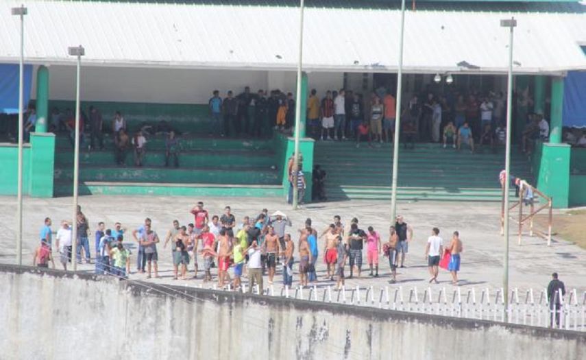 El incidente comenzó cuando cubanos que llevan más de un mes detenidos comenzaron a exigir su liberación.