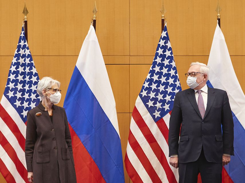 La vicesecretaria de Estado Wendy Sherman, a la izquierda, y el viceministro ruso de Exteriores, Sergei Ryabkov, asisten a conversaciones sobre seguridad en la Misión de Estados Unidos en Ginebra, Suiza, el lunes 10 de enero de 2022.&nbsp;