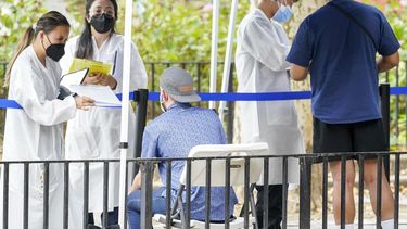 Trabajadores de salud con ayudantes del Departamento de Salud e Higiene de la ciudad de Nueva York laboran en un sitio de vacunas contra la viruela símica, el martes 26 de julio de 2022, en Nueva York.&nbsp;